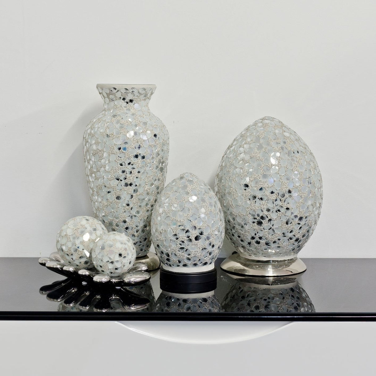 White Flower Medium Mosaic Glass Vase Lamp